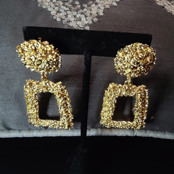 Gold Statement ewrrings - Picture 4 of 4